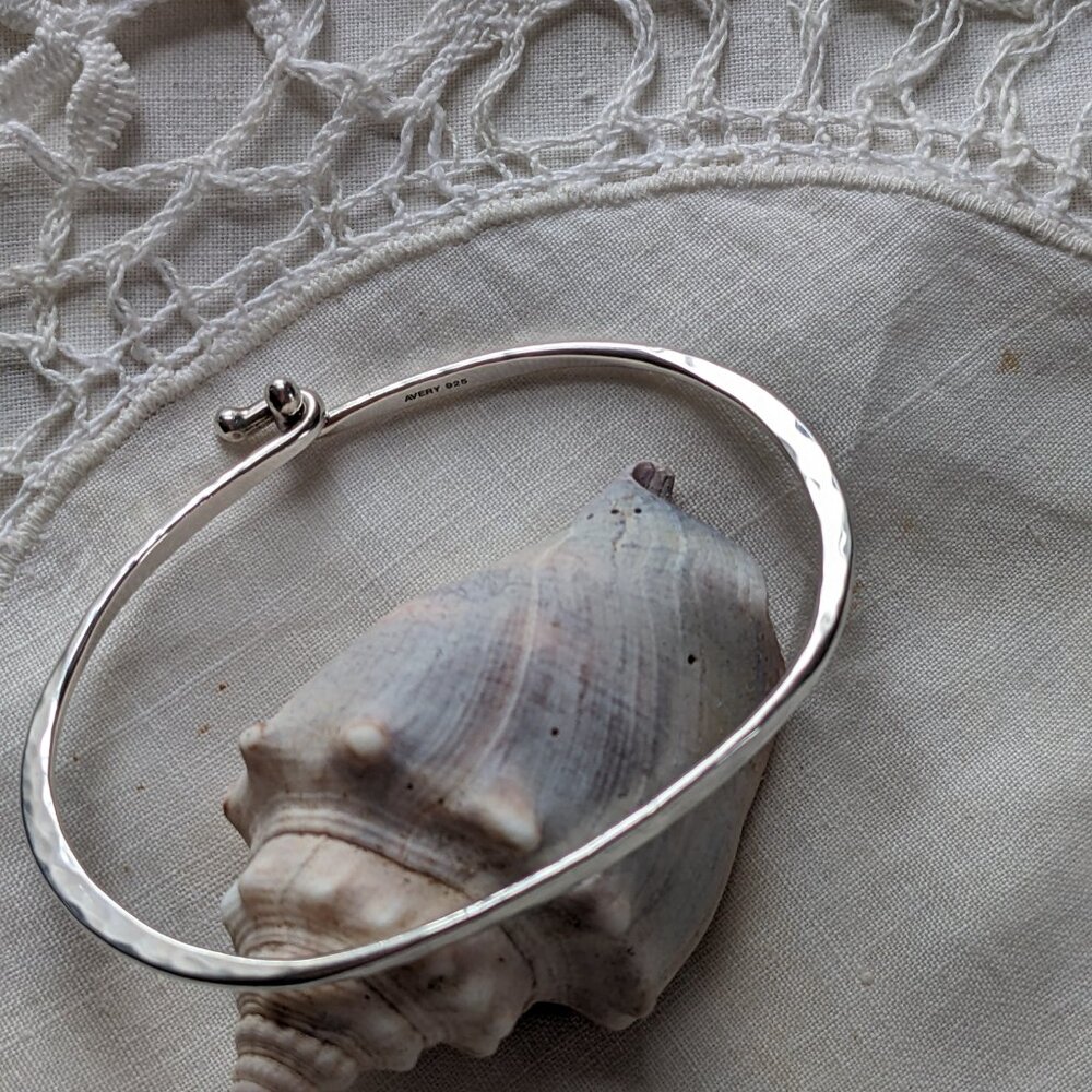 JAMES AVERY STERLING SILVER 925 HAMMERED HOOK ON BRACELET - Large - Picture 3 of 5